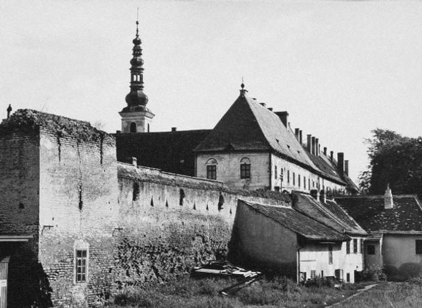Hradby od štadióna