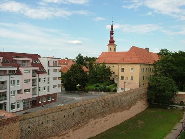 Pohľad na múzeum zo starej tribúny
