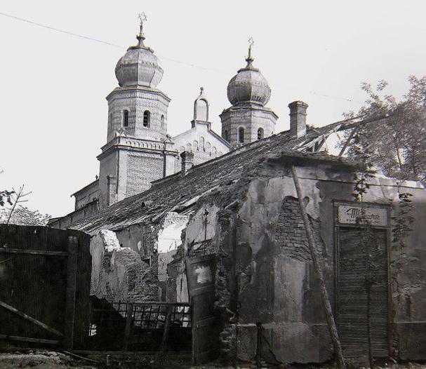 Búranie domov pred synagógou