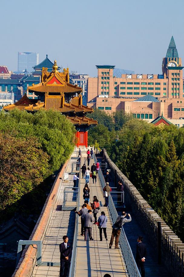 Hradby a v pozadí moderný Peking.