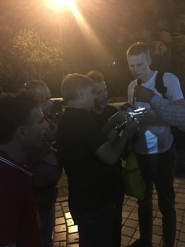 Ožiarenie mobilu baterkou a snaha pochopiť, kam chceme ísť