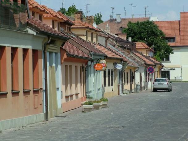 Ulica Horné bašty pri vstupe na Pekársku (vpravo)