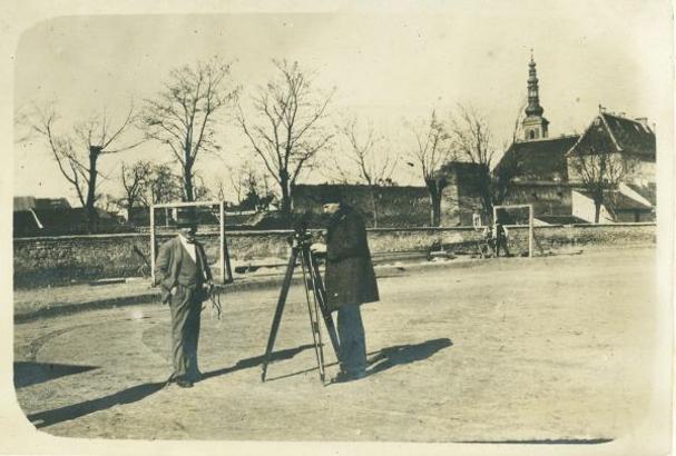 Vymeriavanie atletickej dráhy na športovisku v roku 1921