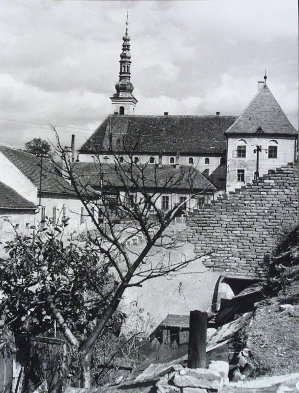 Pohľad na ulicu Dolné bašty pri múzeu
