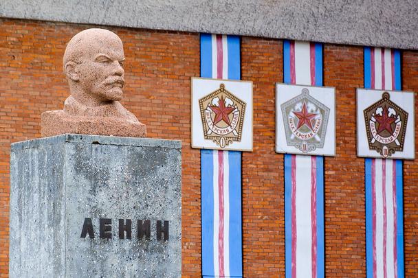 Leninova busta a v pozadí stena Paláca kultúry.