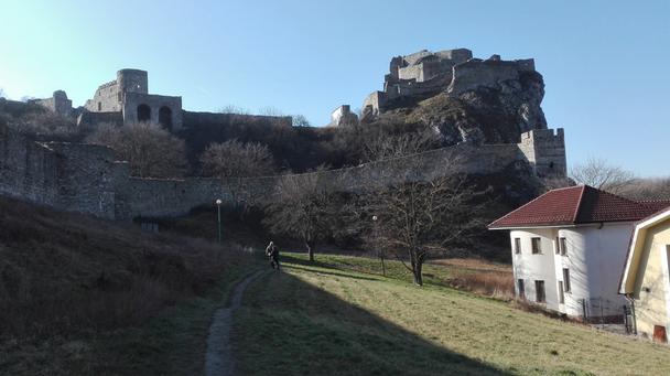 Majestátna zrúcanina Devínskeho hradu.