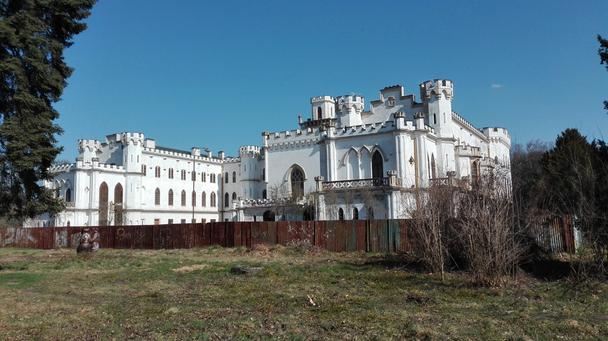 Kaštieľ s parkom čakajúci na modernizáciu.