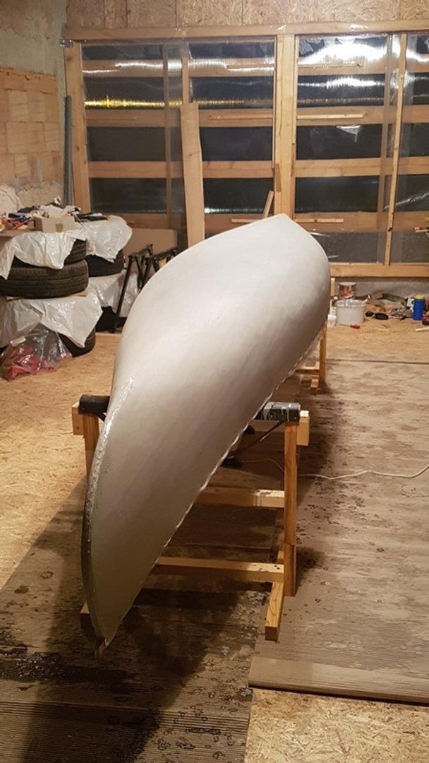 Plátno a tmel zvýšia hmotnosť lode o cca 7 kilogramov