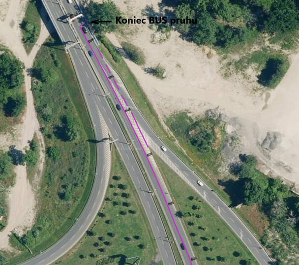 Vodorovné dopravné značenie, znázorňujúce pripájanie vozidiel z Einsteinovej ulice cez BUS pruh a následné ukončenie BUS pruhu.