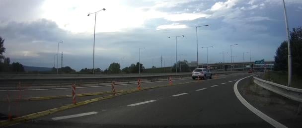 Od Bergu foto 4 - Došlo k zmene vo vodorovnom dopravnom značení, presnejšie boli inštalované dopravné zariadenia - vodiace prahy. Tým bol vytvorený plnohodnotný pripájací pruh.