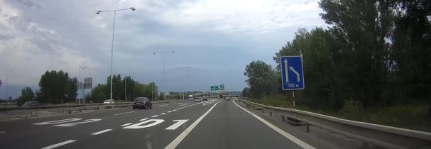D2 Smer od D2 foto 3 - Nové zvisle dopravné značenie, ktoré informuje, že o 120 metrov dôjde k zníženiu počtu jazdných pruhov.