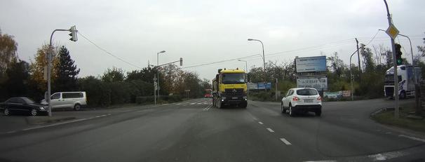 Obr. 6. Vidím v protismere prichádzajúci autobus ako spomaľuje. Ja vchádzam do križovatky ešte na zelený signál.