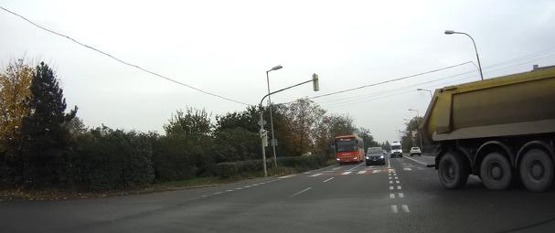 Obr. 7. V protiľahlom rohu križovatky nie je zelený signál na opustenie križovatky, preto odbočenie dokončujem, až keď je zrejmé, že vozidlá v protismere zastavujú.
