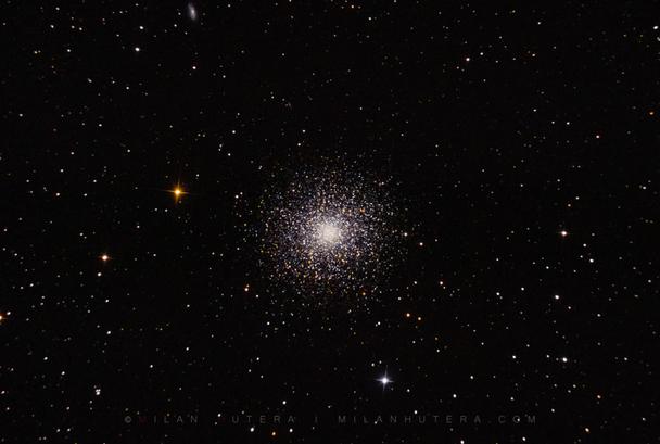 Veľká guľová hviezdokopa Messier 13 v súhvezdí Herkules je očarujúci objekt aj pre vizuálnych astronómov. Jej fotografovanie však nie je až také jednoduché, ako by sa na prvý pohľad zdalo. Doba integrácie cca. 45 minút.