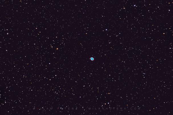 Hmlovina Messier 57 (Prstenec) je miniatúrna aj v ďalekohľade s ohniskovou dĺžkou 1000mm. Niektoré večery vás ale poteší aj takáto poštová známka...