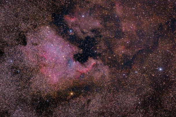 Hmlovina NGC 7000 (Severná Amerika) je od skorých letných mesiacov populárnym cieľom astofotografov. Používatelia neupravených zrkadloviek sa však s ňou pomerne vytrápia. Doba integrácie cca. 2 hodiny