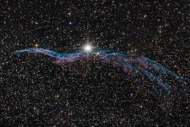 Hmlovina NGC 6960 (Závoj alebo Ježibabina metla) je časť pozostatku po výbuchu supernovy v letnom súhvezdí Labuť. Doba integrácie cca. 2 hodiny