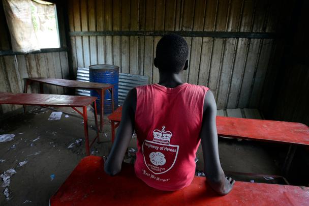 Gatkuoth* je jedným z tisícov detí v Južnom Sudáne, ktoré UNICEF pomohol oslobodiť z ozbrojených skupín. “Nepáčilo sa mi byť vojakom. Nebolo na tom nič dobrého. Páčili sa mi síce peniaze, ktoré mi dávala armada, ale nerád som robil to, čo ma nútili robiť so zbraňami. Veľakrát som sa pokúsil o útek z armády, ale bolo to zbytočné. Vždy ma chytili a potrestali. Som veľmi šťastný, že ma oslobodili. Žijem teraz s mojou tetou a chcem sa stať lekárom, aby som mohol pomáhať svojim ľuďom.” (*meno zmenené)