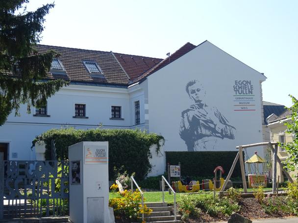 Múzeum Egona Schieleho - Egon Schiele ( 12. júna 1890 narodený v Tullne - 31. októbra 1918). Len pre neznalcov umenia - bol to rakúsky expresionistický maliar, ktorý bol chránencom Gustáva Klimta. Aj napriek tomu, že zomrel veľmi mladý (28 rokov) , zanechal vo výtvarnom umení významnú stopu.