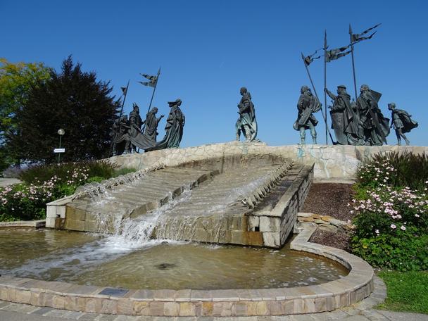 Fontána v Tullne - výjavy zo starého nemeckého eposu "Pieseň o Nibelungoch"