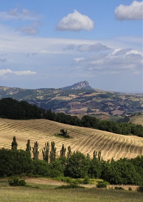Skala Monte Titano a na vrchu tri veže San Marina
