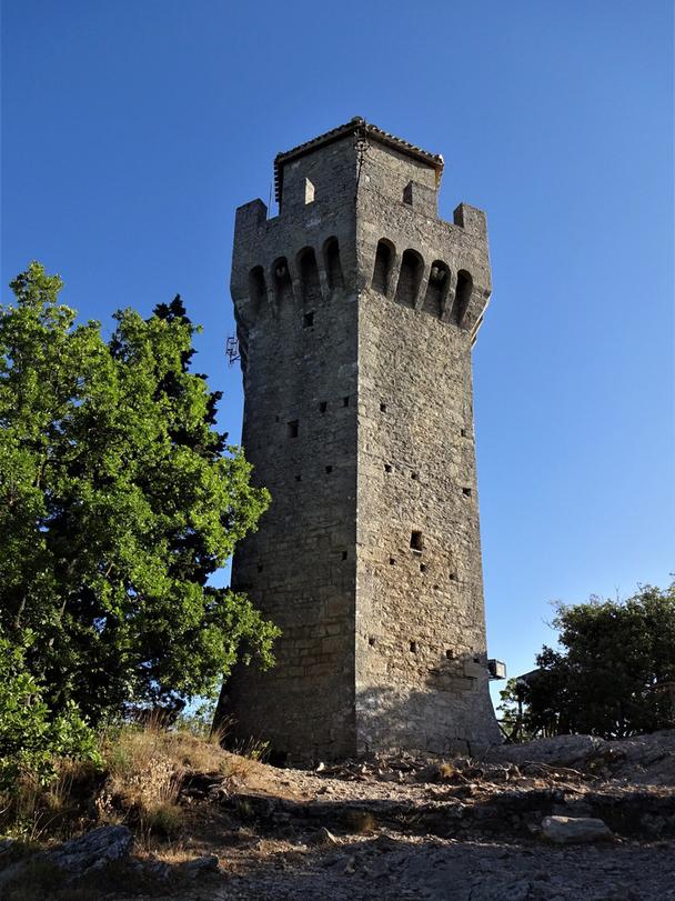 tretia z 3 veží - Montale