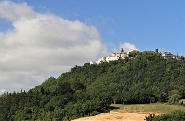 dedinky a mestečká na každom druhom kopci sú ako snehové čiapočky