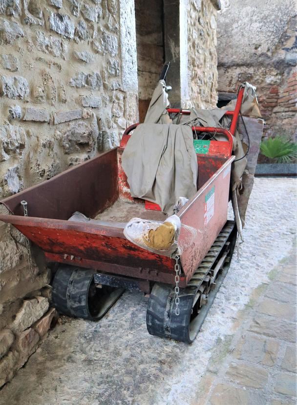 stavebný materiál si autom nepriveziete - potrebujú tu takéto stroje