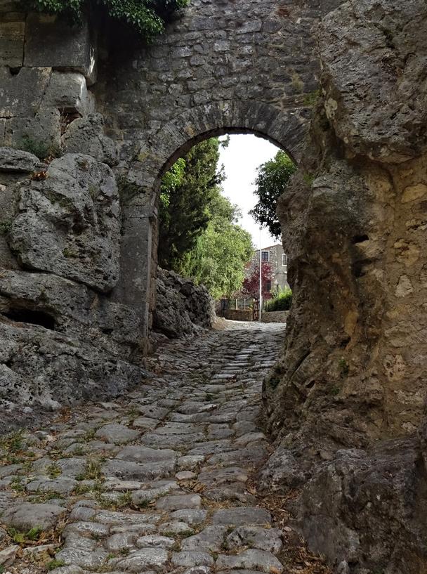 stará rímska cesta a Porta Romana vydržali viac ako 2000 rokov