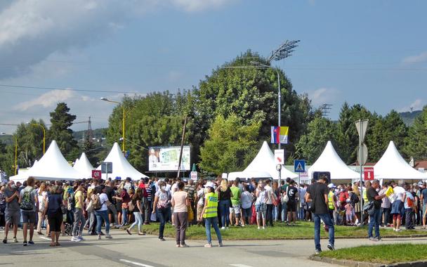 8.Pútnici vchádzajú do areálu Štadióna podľa značiek. Dobrovoľníci každého ochotne usmernili.