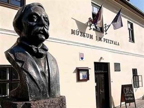 Busta J.M.Petzvala pred rovnomenným múzeom.