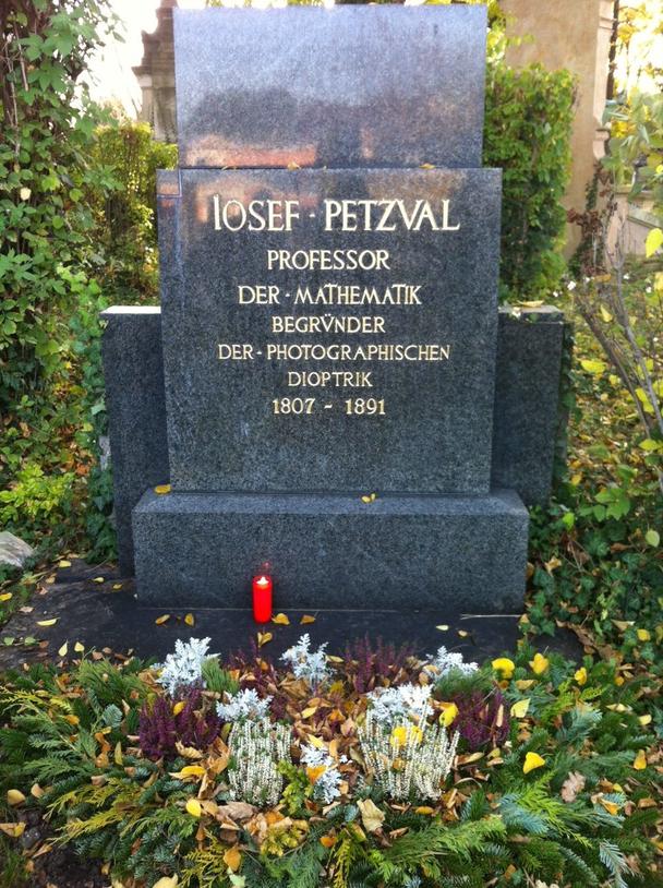 Náhrobok J.M.Petzvala na jeho hrobe vo Viedni.
