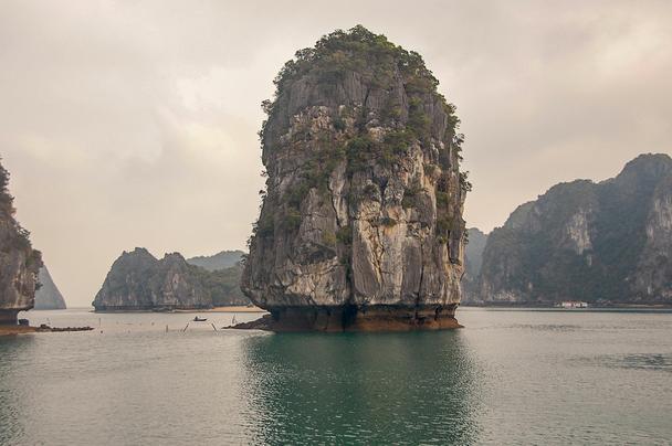 Skvosty vietnamskej prírody, vietnamský mystický, tajomný a romantický klenot, také sú zátoky Ha Long a Lan Ha.