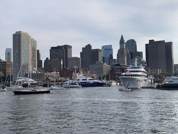 Panoráma Bostonu z lode pri plavbe po zálive.