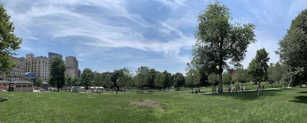 Boston Common Park. Dnes tu bude veľa ľudí, je totiž 4. júla a všetci spolu oslavujeme Independence Day. Deň, keď trinásť kolónií spoločne deklarovalo svoju nezávislosť.