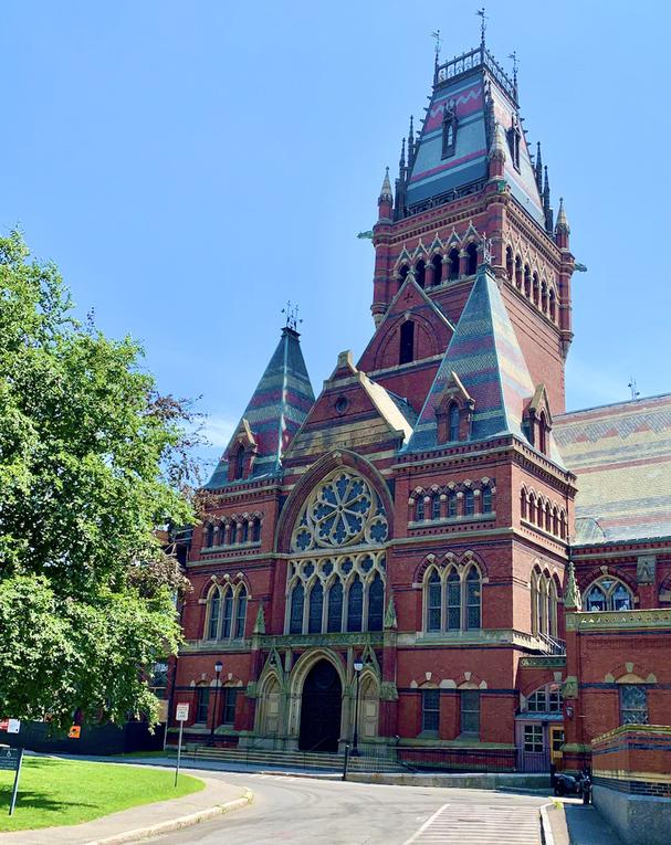 Memorial Hall je najreprezentatívnejšou budovou univerzity.