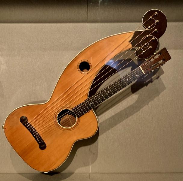 Dvojkrké gitary nemali iba Led Zeppelin, boli tu už pred 300 rokmi.