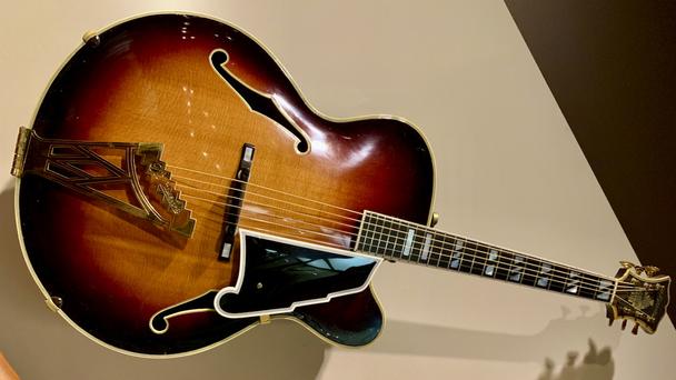 Newyorčan John D'Angelo sa vraj pri dizajnovaní gitár inšpiroval manhattanskými mrakodrapmi.