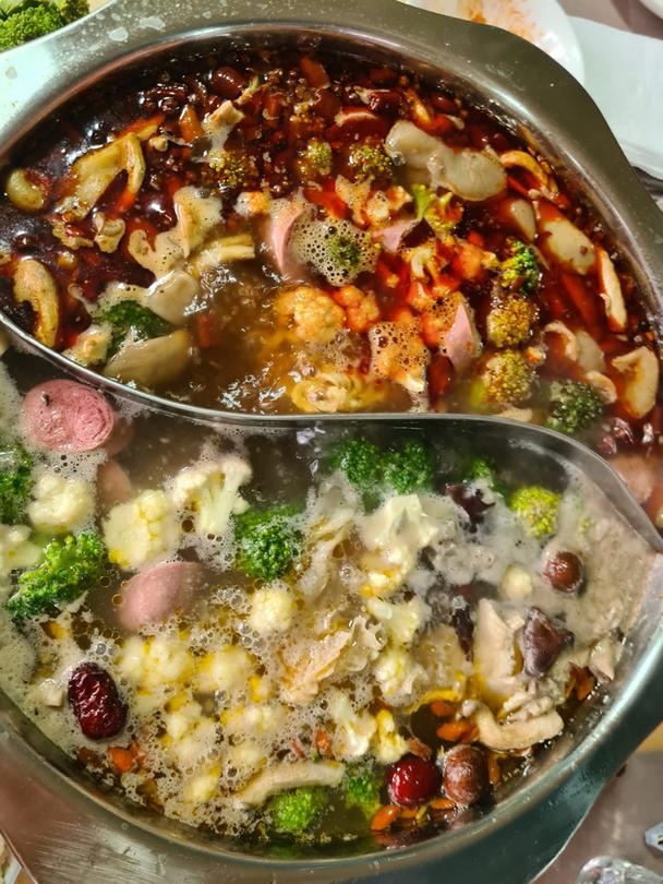 Nádoba s vývarom a ingredienciami