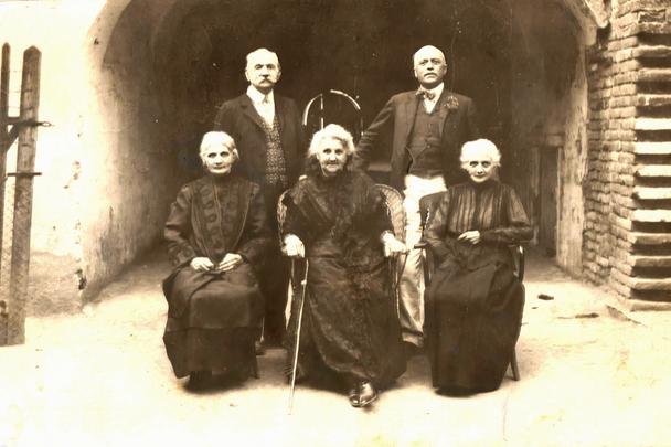 Súrodenci Lehmannovci na dvore Kerekešovskej kúrie v Cíferi, 21. augusta 1921