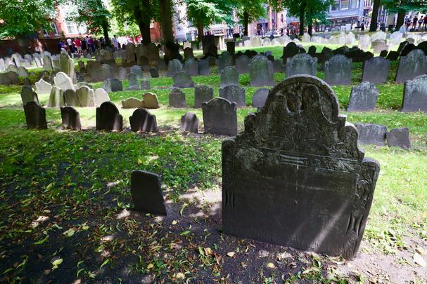 Sú tu pochovaní aj revoluční patrioti ako Paul Revere, Samuel Adams, John Hancock a Robert Treat Paine.