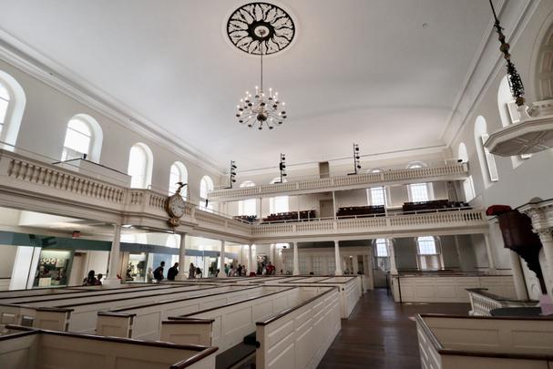 V tejto miestnosti sa konali spomienkové stretnutia na Bostonský masaker. V roku 1773 práve odtiaľto vyrazili Synovia slobody na akciu. Vyhádzali tie známe bedne čaju do mora.