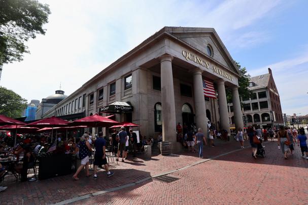 Quincy Market, tu si treba dať pauzu a niečo dobré zjesť. Slúži tu za týmto účelom už od roku 1826.
