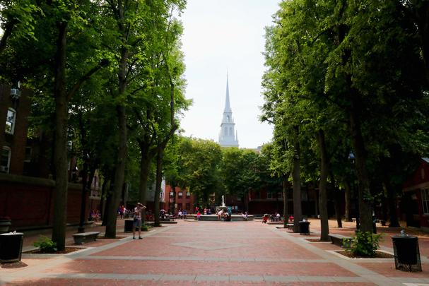 Niekde tadiaľto utekal v apríli roku 1775 Paul Revere k nábrežiu zálivu, odkiaľ sa loďkou preplavil na druhý breh, tam nasadol na koňa a uskutočnil svoju slávnu „polnočnú jazdu“, aby varoval revolucionárov pred prichádzajúcimi britskými vojskami.