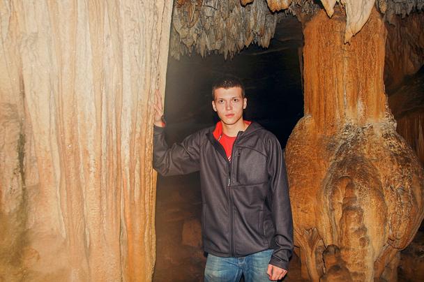 Majstrovské diela prírody v krasovej jaskyni v Lan Ha. Celá stena jaskyne je pokrytá „penovcom“, stalaktit a stalagmit sa tu spojili do nádherného piliera.