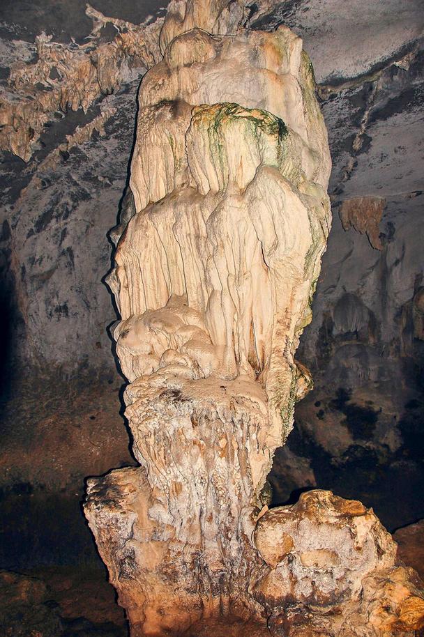 V tme sa pred nami črtá ďalší impozantný pilier. Koľko tisícročí rástol do takejto veľkosti?