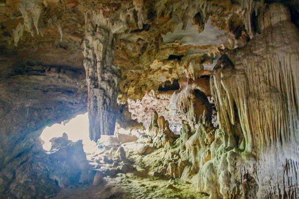 Náš „lodník“ a zároveň sprievodca, stúpajúcim tunelom nás priviedol k otvoru z jaskyne.