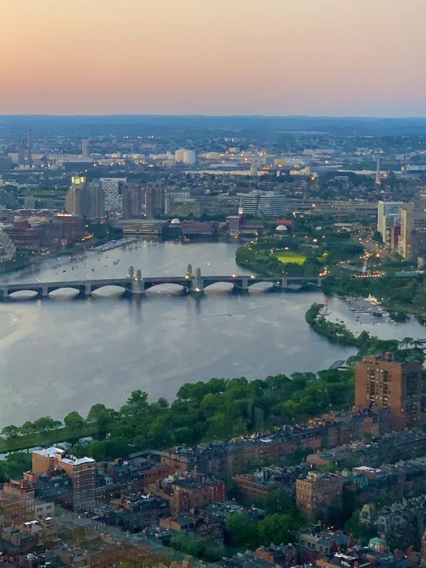 Na 50. poschodí sa nachádza Prudential Tower’s Skywalk. Odtiaľ sú tieto fotky.
