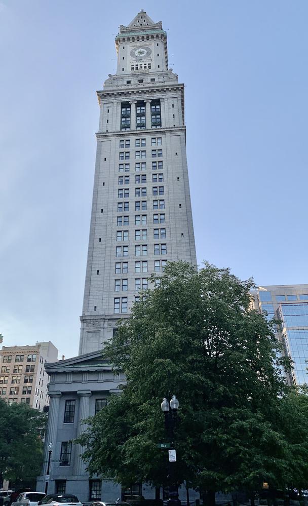 Custom House Tower bola na pôvodnú budovu colnice z roku 1847 pristavaná v roku 1915. Má výšku 151 metrov.