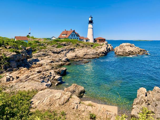 Portland Head Light je historický maják, ktorý sa nachádza na Cape Elizabeth v štáte Maine. Označuje vstup do kanálu, ktorý vedie lode k prístavu v meste Portland.